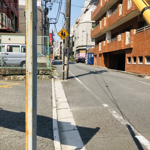 アシスト靖国ビル ビル前面道路