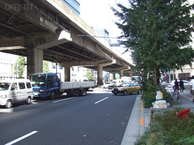 青木ビル ビル前面道路