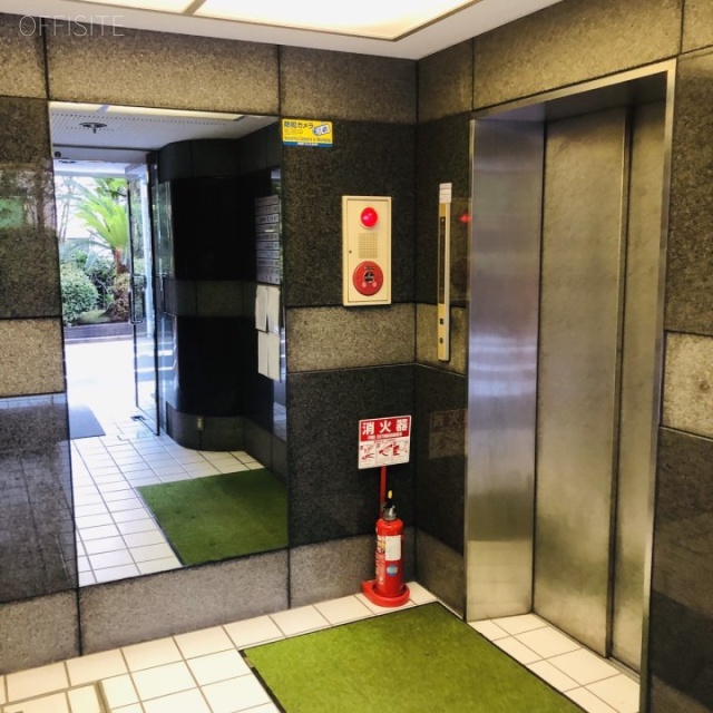 露月町ビル エントランス