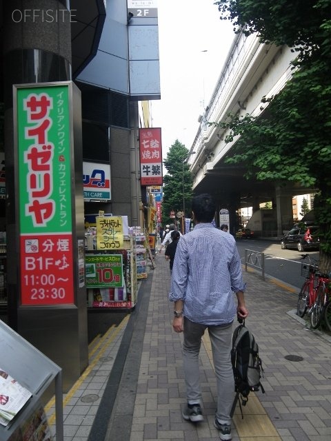 幡ヶ谷ニューセンタービル ビル前面道路