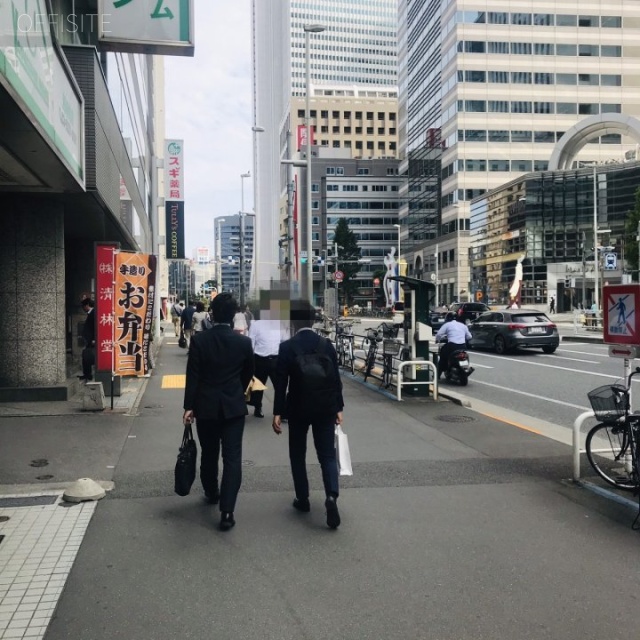 アクセス西新宿ビル ビル前面道路