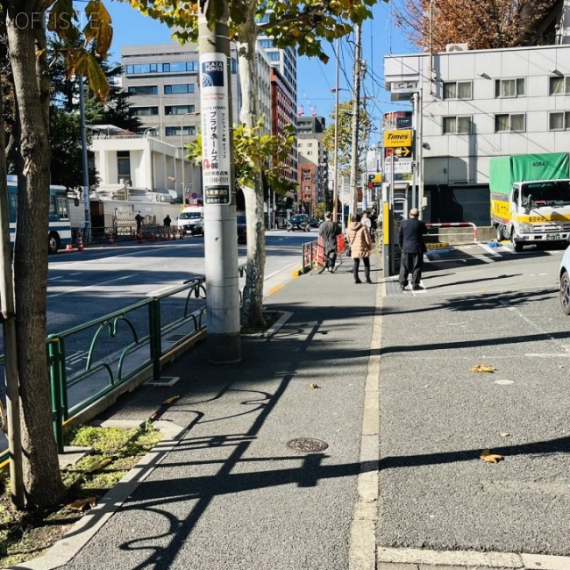 麻布偕成ビル 前面歩道