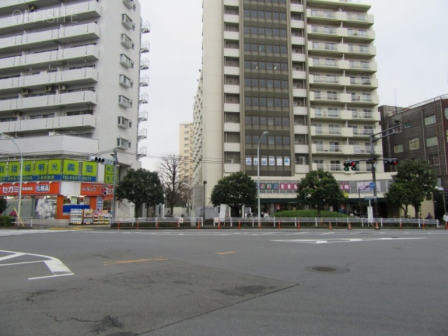 ライオンズマンション北新宿 ビル前面道路