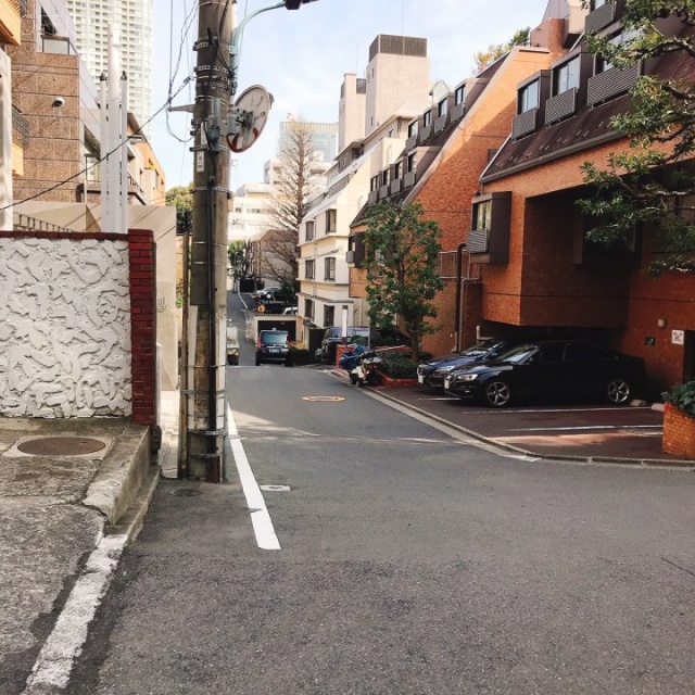 スカイプラザ赤坂 ビル前面道路