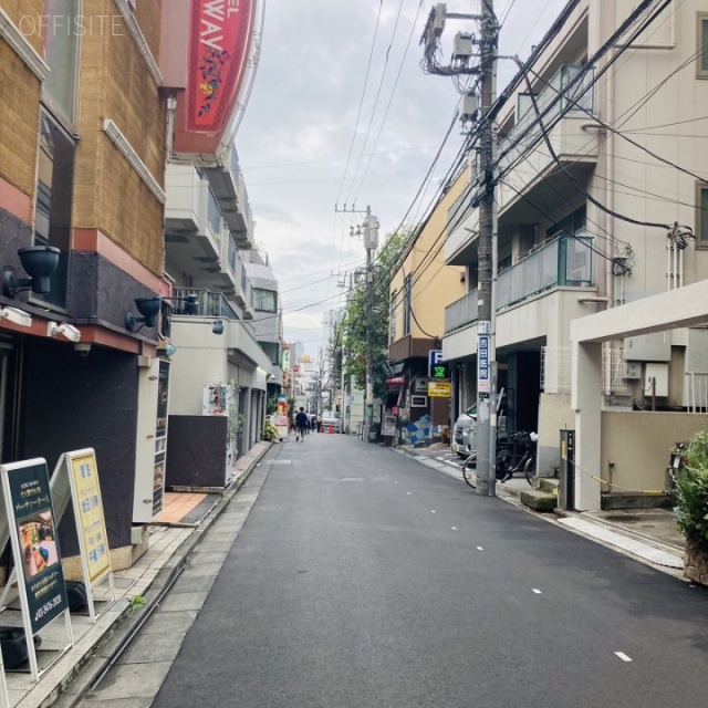 グランエストビル ビル前面道路