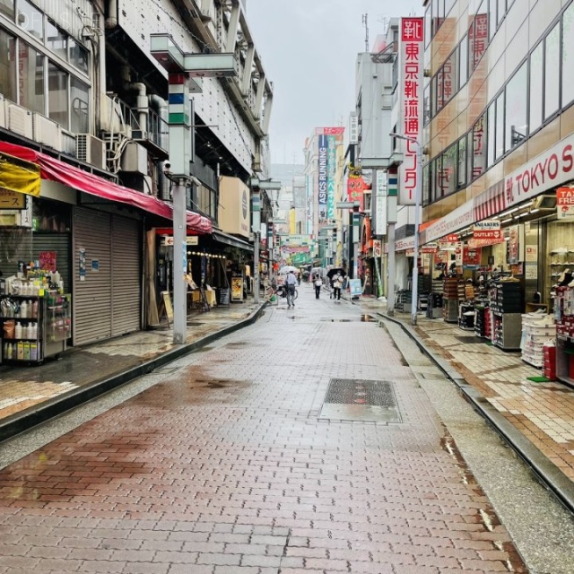 アジューウッドビル ビル前面道路