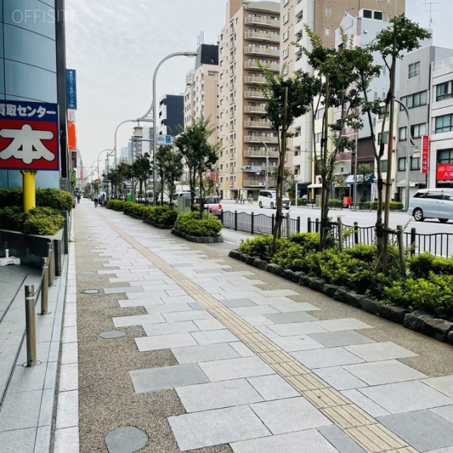 上野イーストビル ビル前面道路