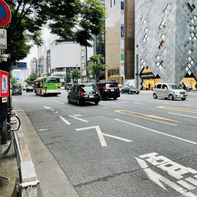 クィーンズハウス ビル前面道路