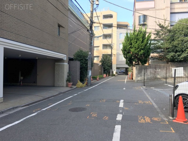 六本木Eフラットビル ビル前面道路