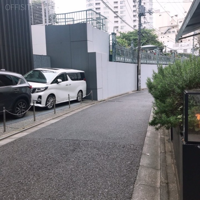 Reve南青山 ビル前面道路