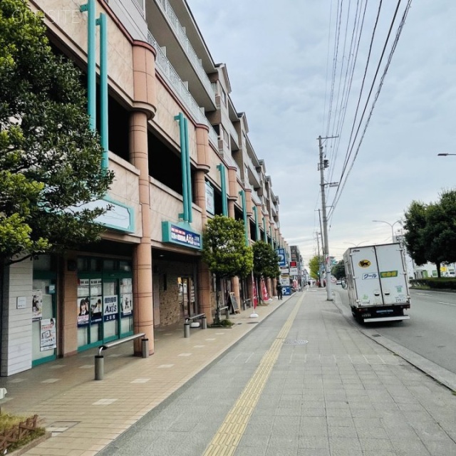 上杉五番館 前面歩道