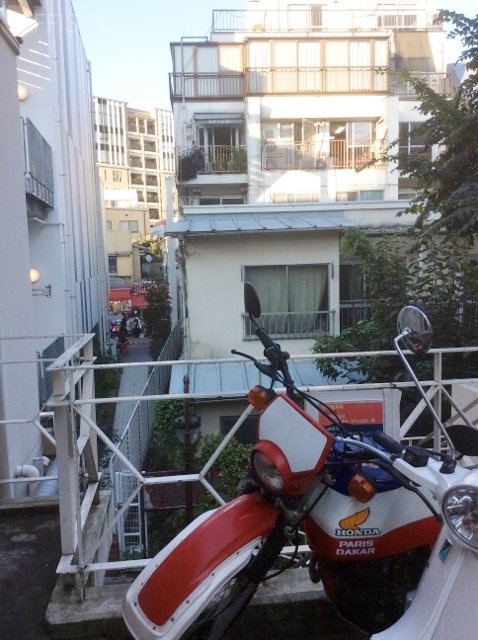 バルビゾン76 ビル周辺道路