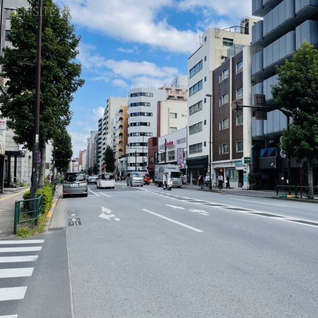 新御徒町妙見屋ビル 前面に春日通り