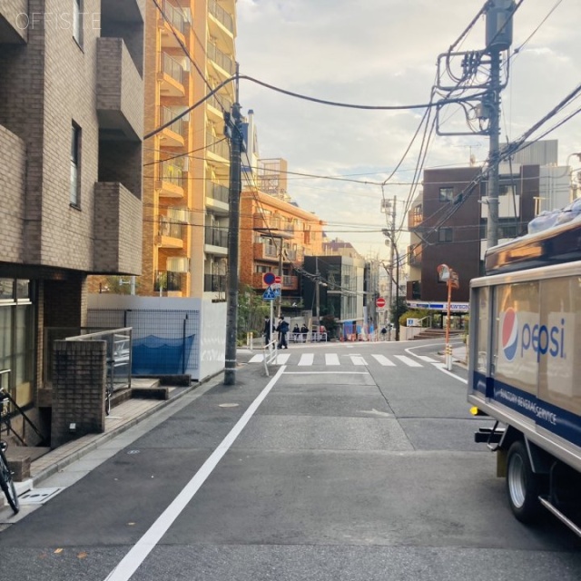 青野ビル ビル前面道路