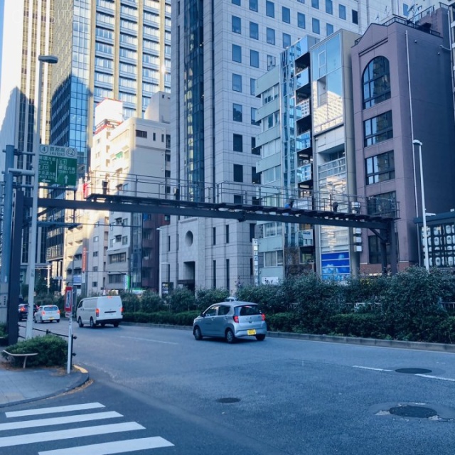 日土地西新宿ビル ビル前面道路