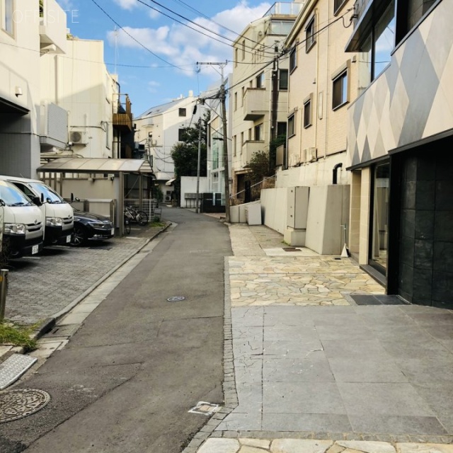 クアルソ南青山 ビル前面道路