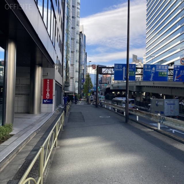 JMFビル渋谷02 ビル前面道路