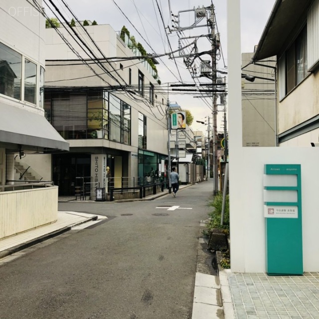 Arrows aoyama ビル前面道路