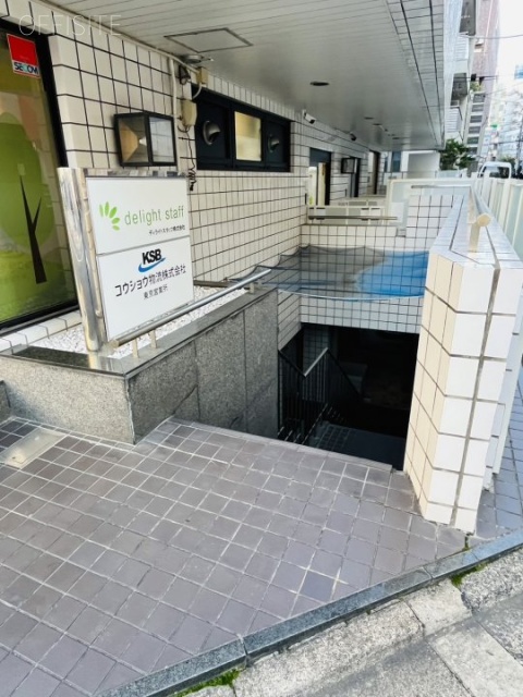 VORT西新宿 地下1階入り口