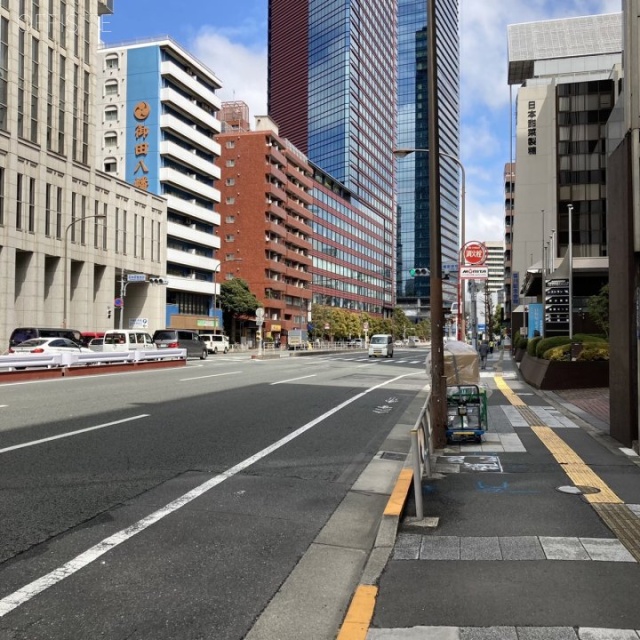 三田日東ダイビル ビル前面道路