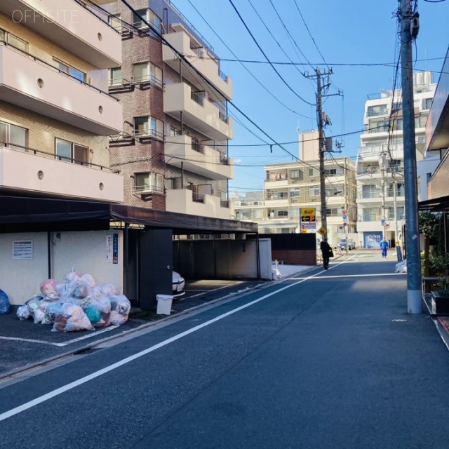 ソフトタウン南青山 ビル前面道路
