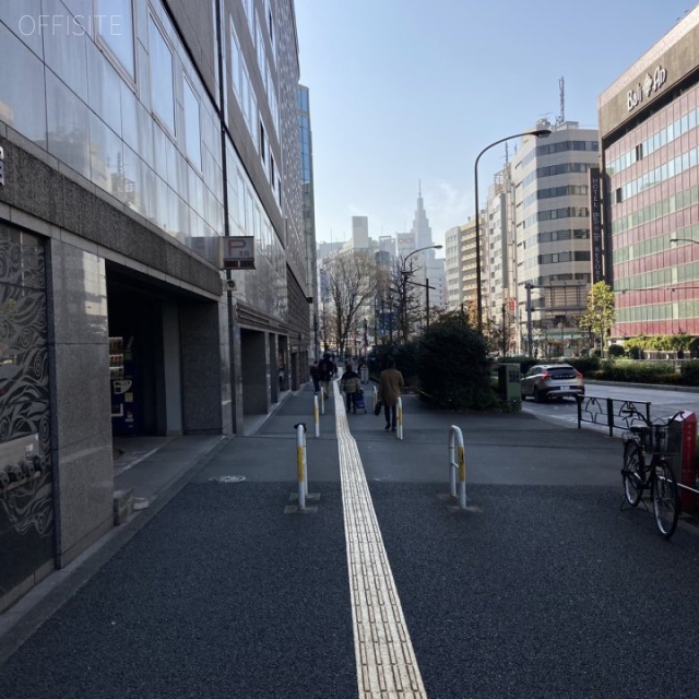 ラ・ベルティ新宿 ビル前面道路