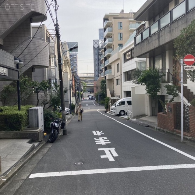 アイザック東麻布 ビル前面道路