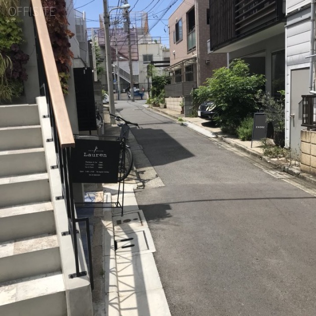 コーイ・ヌールⅡ ビル前面道路