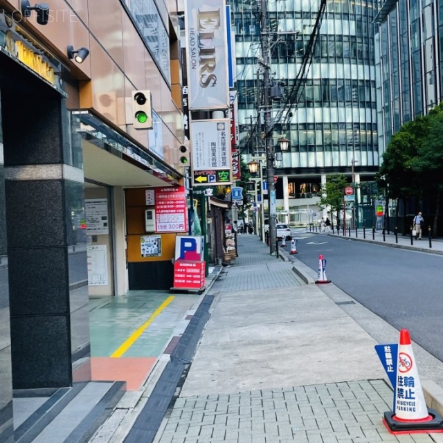 TOMIビル 前面歩道