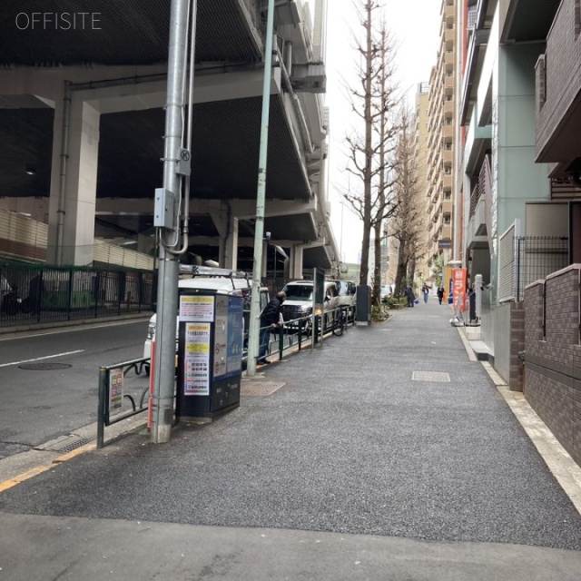 バルビゾン28　ビル前面道路