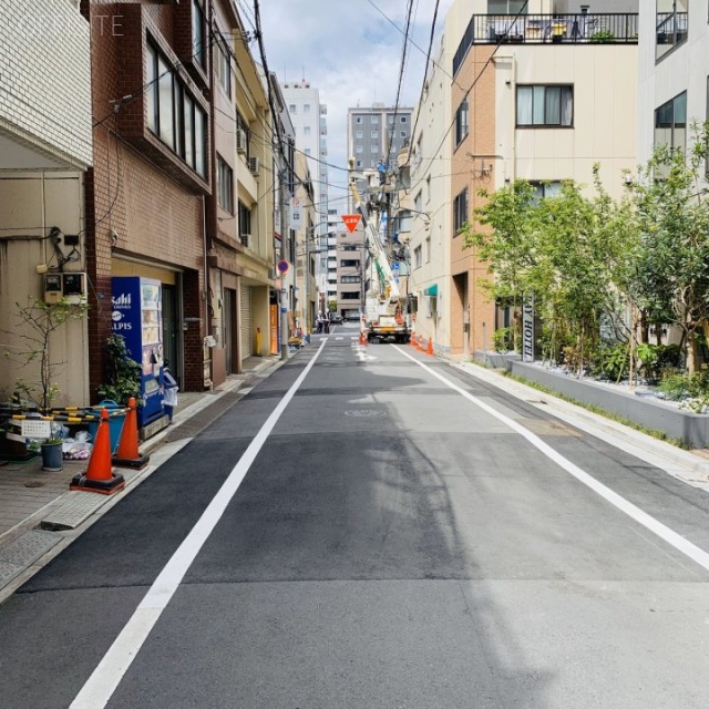 浜松町オークビル ビル前面道路