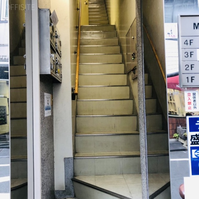 盛重ビル エントランス