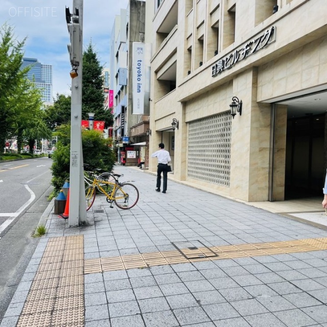 日興ビルヂング 前面歩道