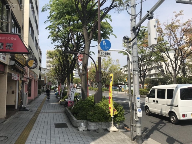 岡田ビル ビル前面道路