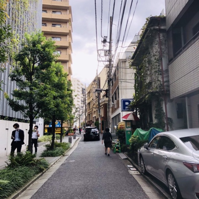 アローム赤坂 ビル前面道路