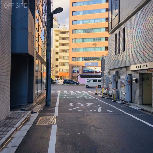 山萬ビル　ビル前面道路