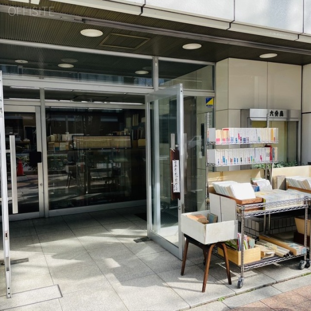 文行堂ビル オフィスビル出入口