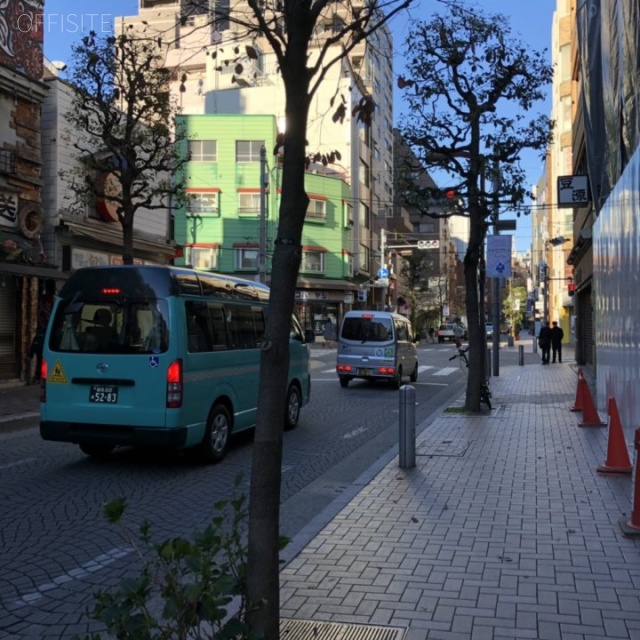 タカデン麻布十番 ビル前面道路