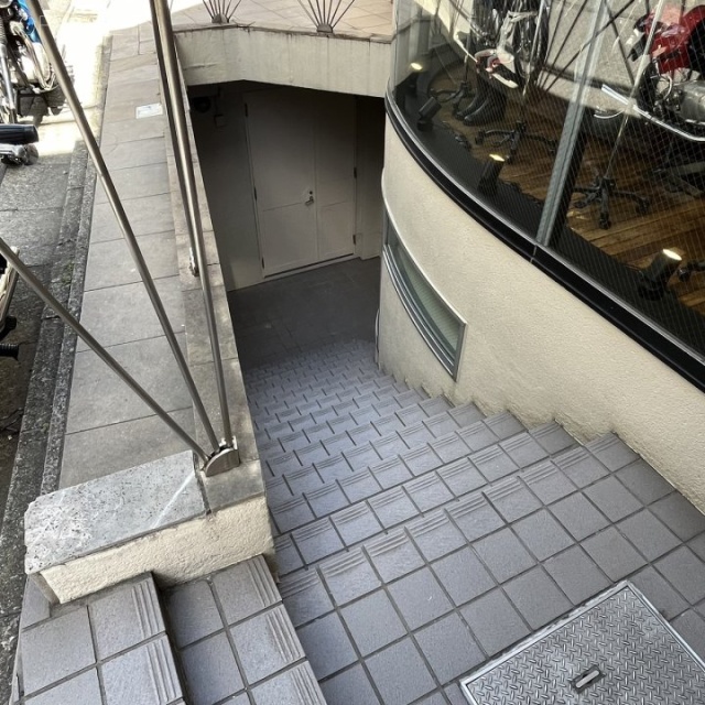 WELL原宿 地下1階貸室 直通階段