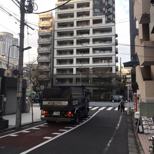 リバーサイドビル　ビル前面道路