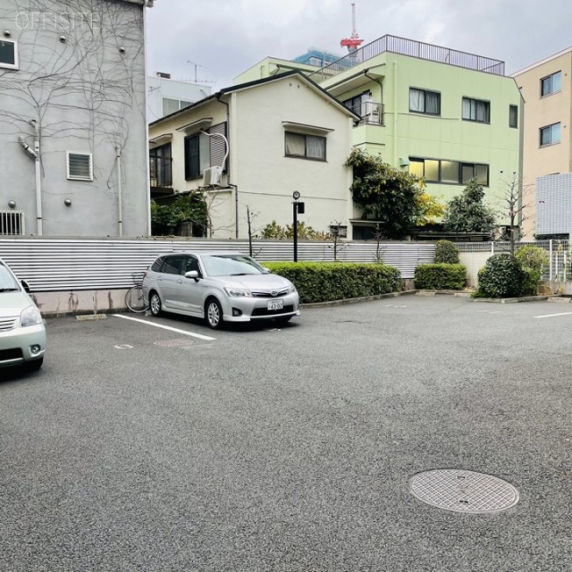 真成館ビル 駐車場