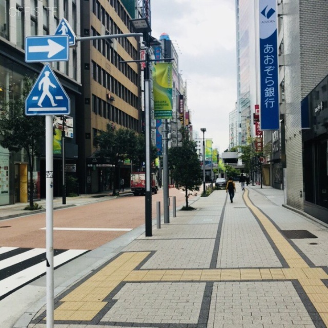 安与ビル ビル前面道路