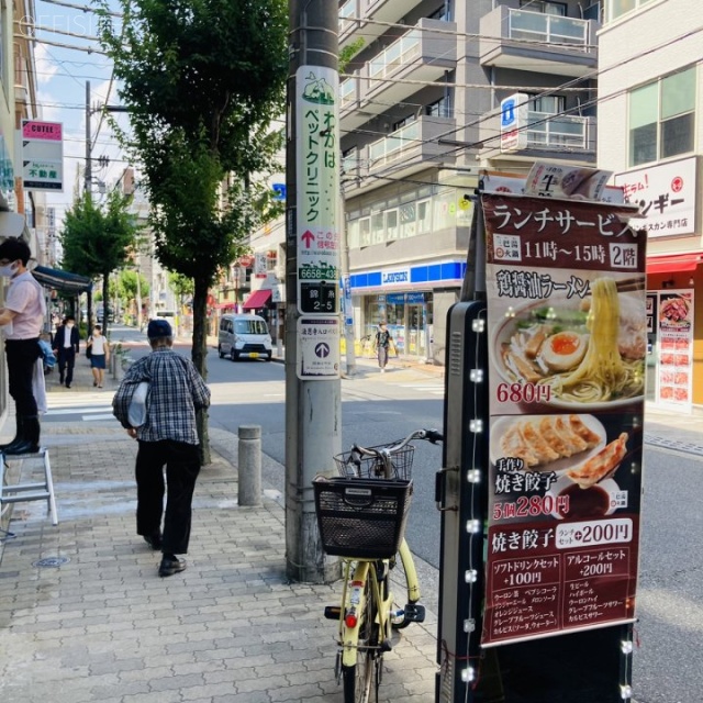 シルバーストーンビル ビル前面道路