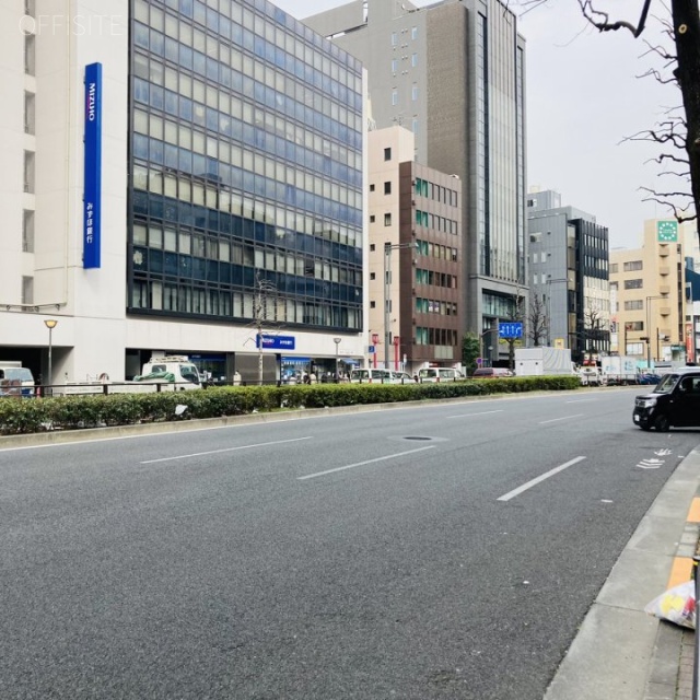 シャンブル戸張 ビル前面道路