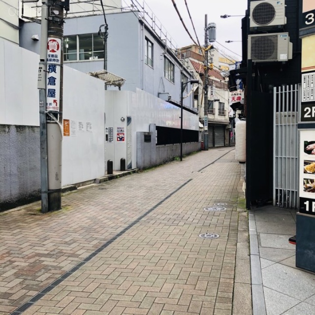 ルシマン田町ビル ビル前面道路