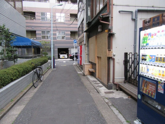築地2丁目飲食店舗ビル ビル前面道路