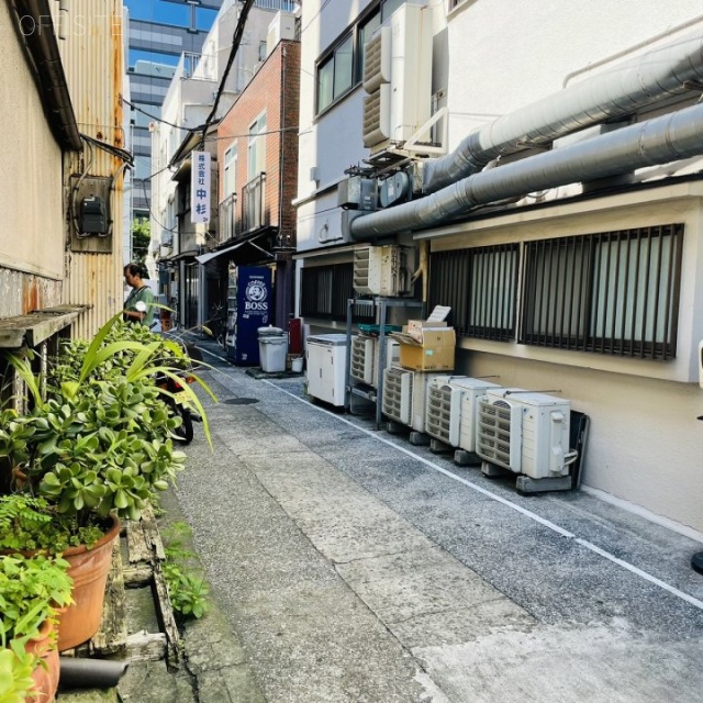 西新橋二丁目ビル 背面道路