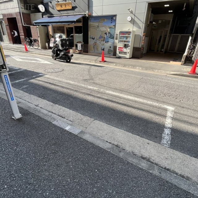 内田ビル　前面に白線駐車場