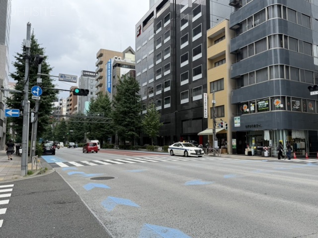 ヨシクニ駒形ビル 前面に江戸通り