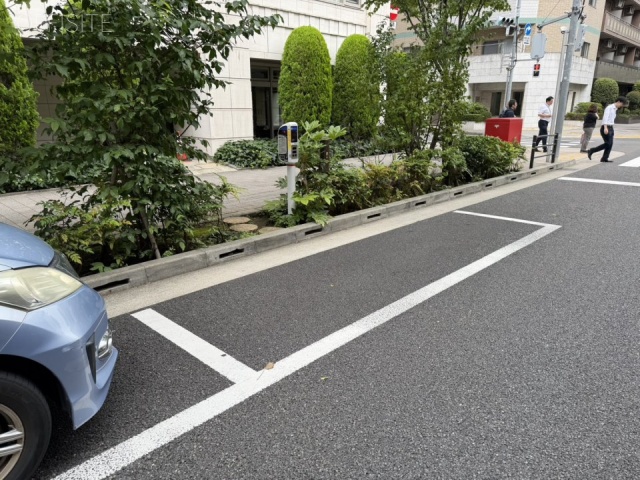 JACCビル 前面に白枠駐車場